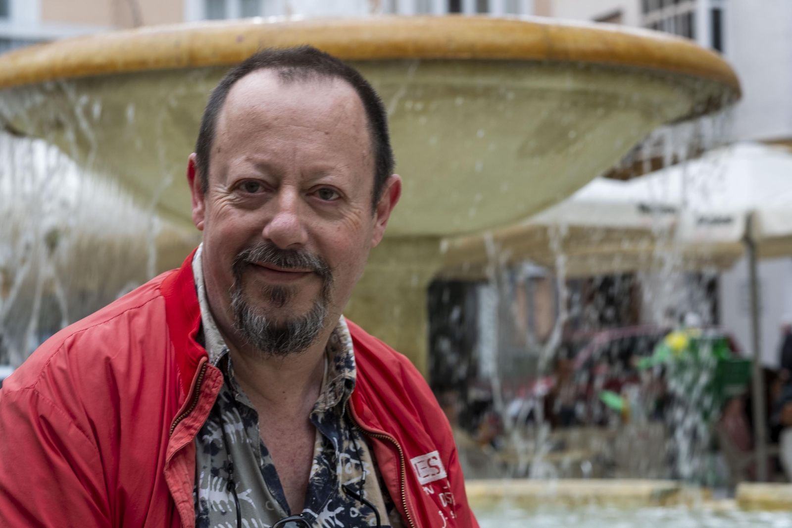 Pepe García Oliva, en la fuente de la plaza del Mentidero