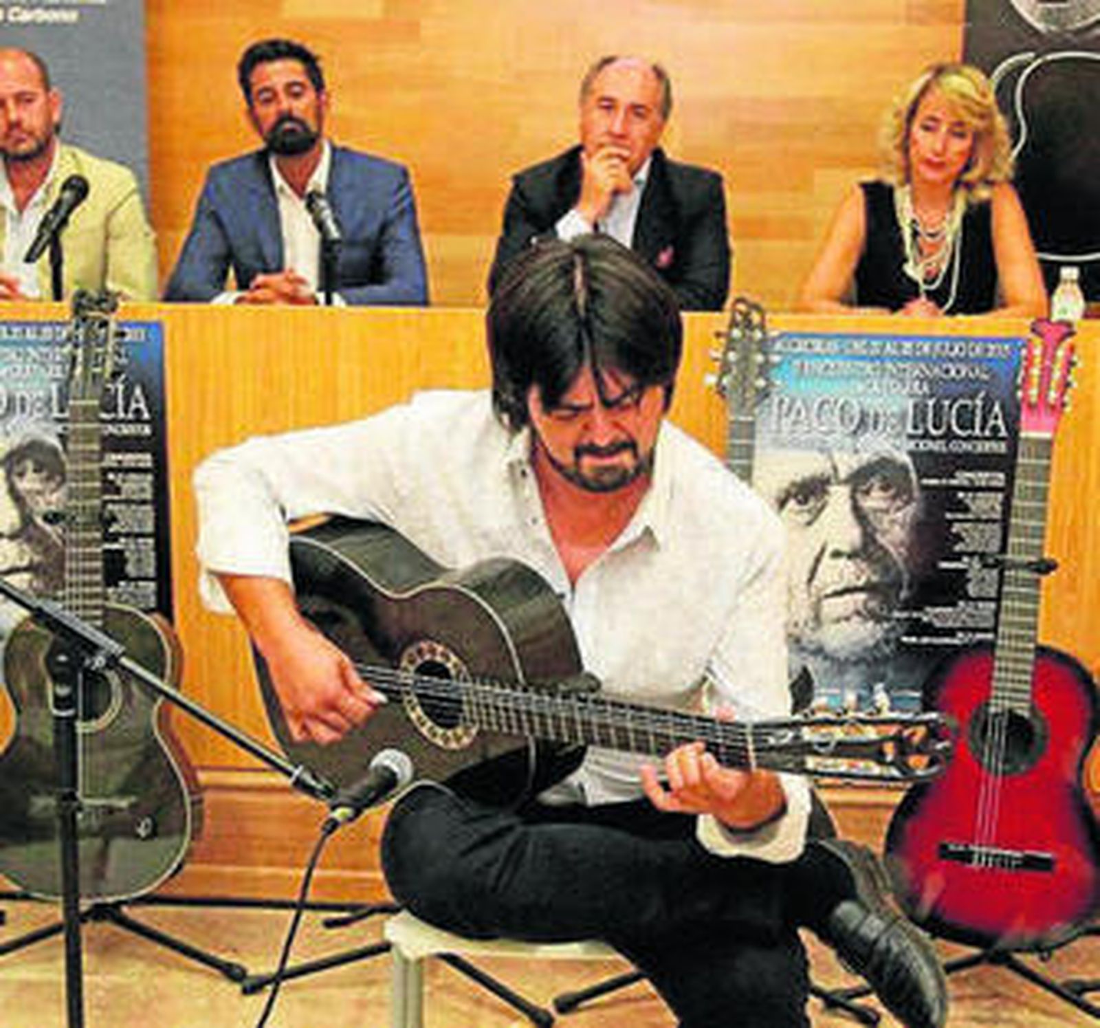 Juani de La Isla prueba la nueva guitarra.