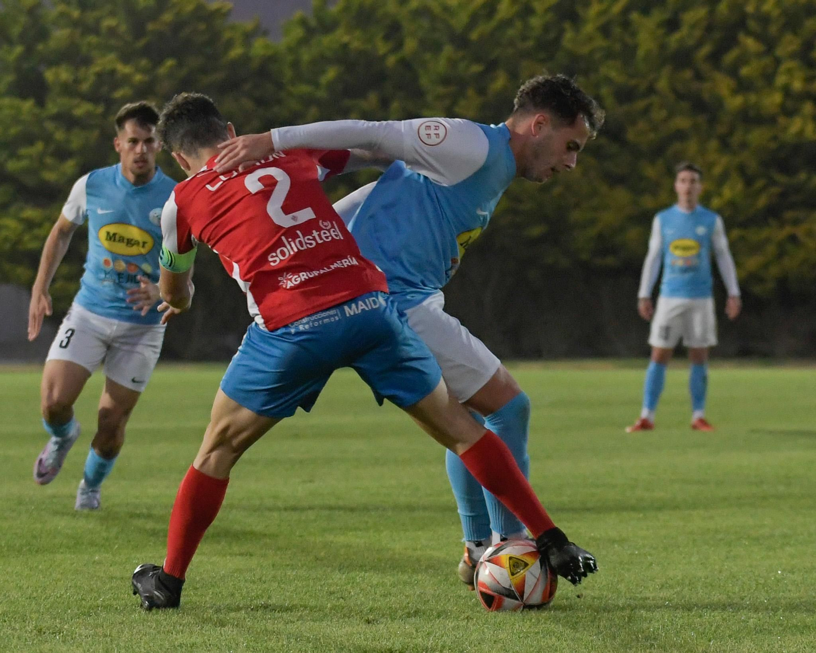 Iván Ferrer pugna por un balón con un rival durante el derbi del pasado curso celebrado en Santo Domingo.
