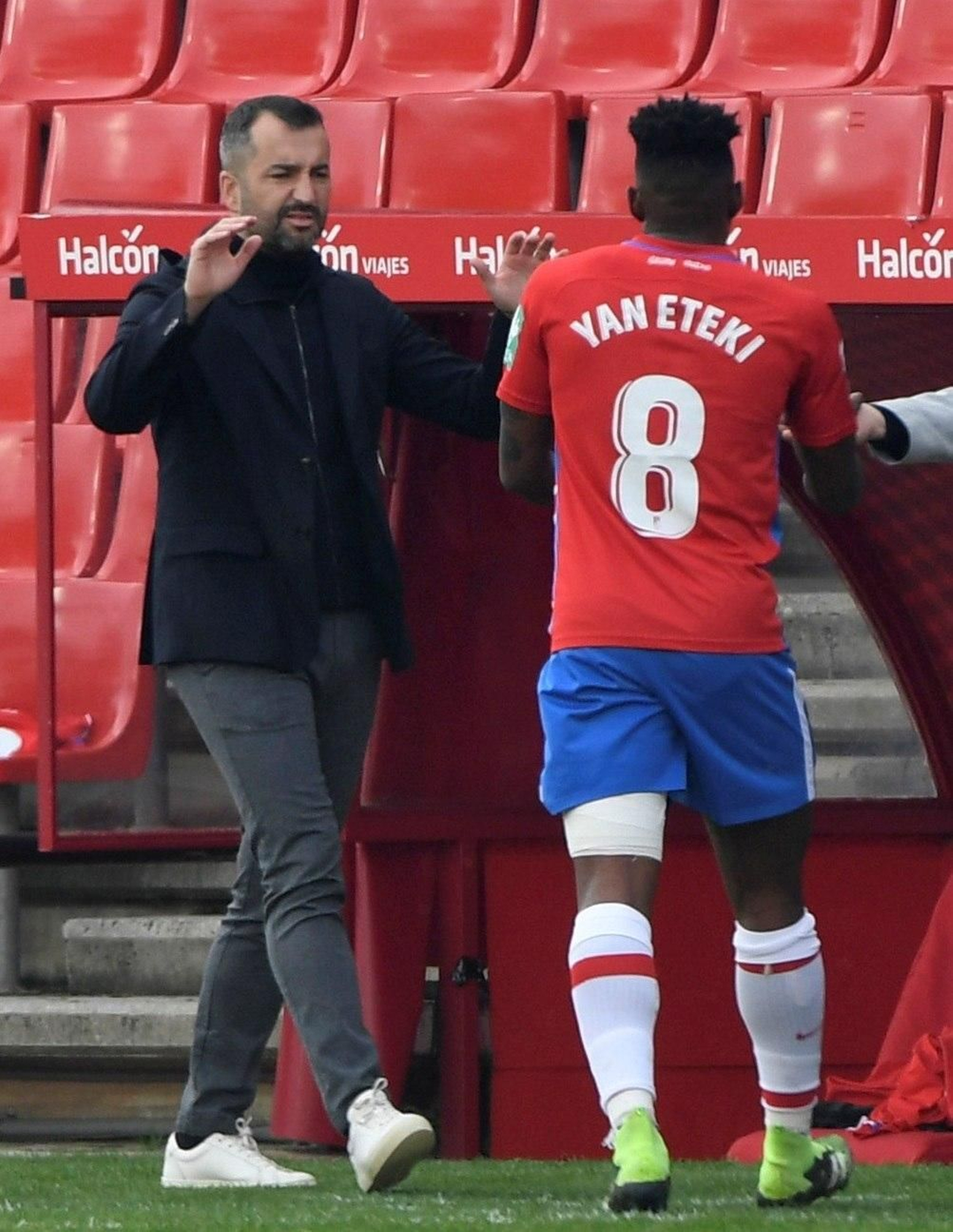 Diego Martínez saluda a Eteki en Los Cármenes.