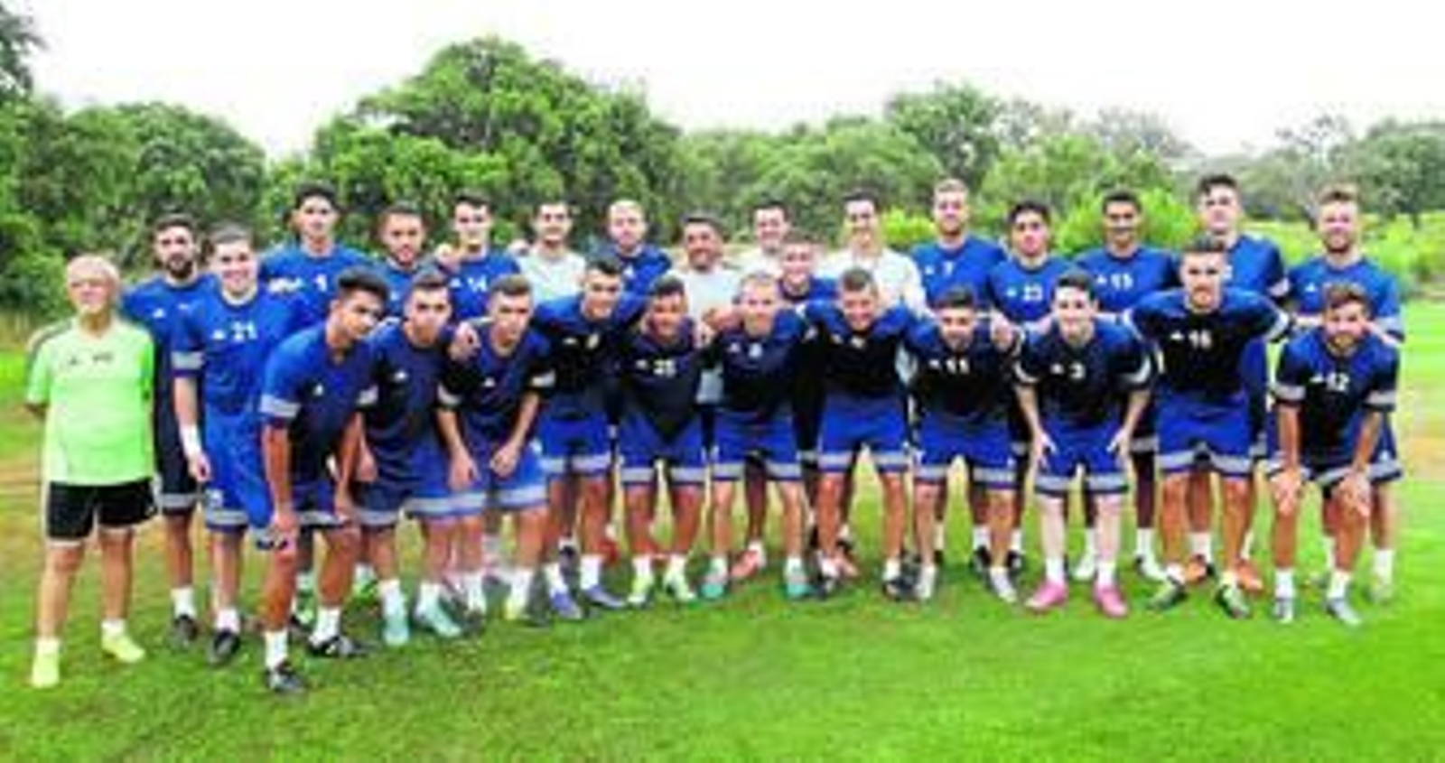 La plantila de la Balompédica que ayer comenzó la pretemporada posa en el campo de fútbol de San Roque Club.