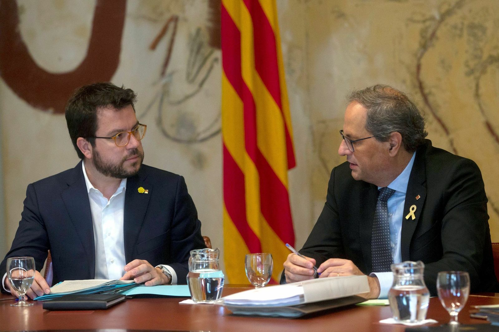 El vicepresidente del 'Govern', Pere Aragonès (izquierda), charla con el jefe del Ejecutivo catalán, Quim Torra.