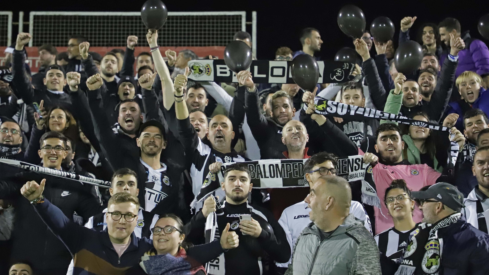 Fotos de la afición durante el Clásico en el Nuevo Mirador