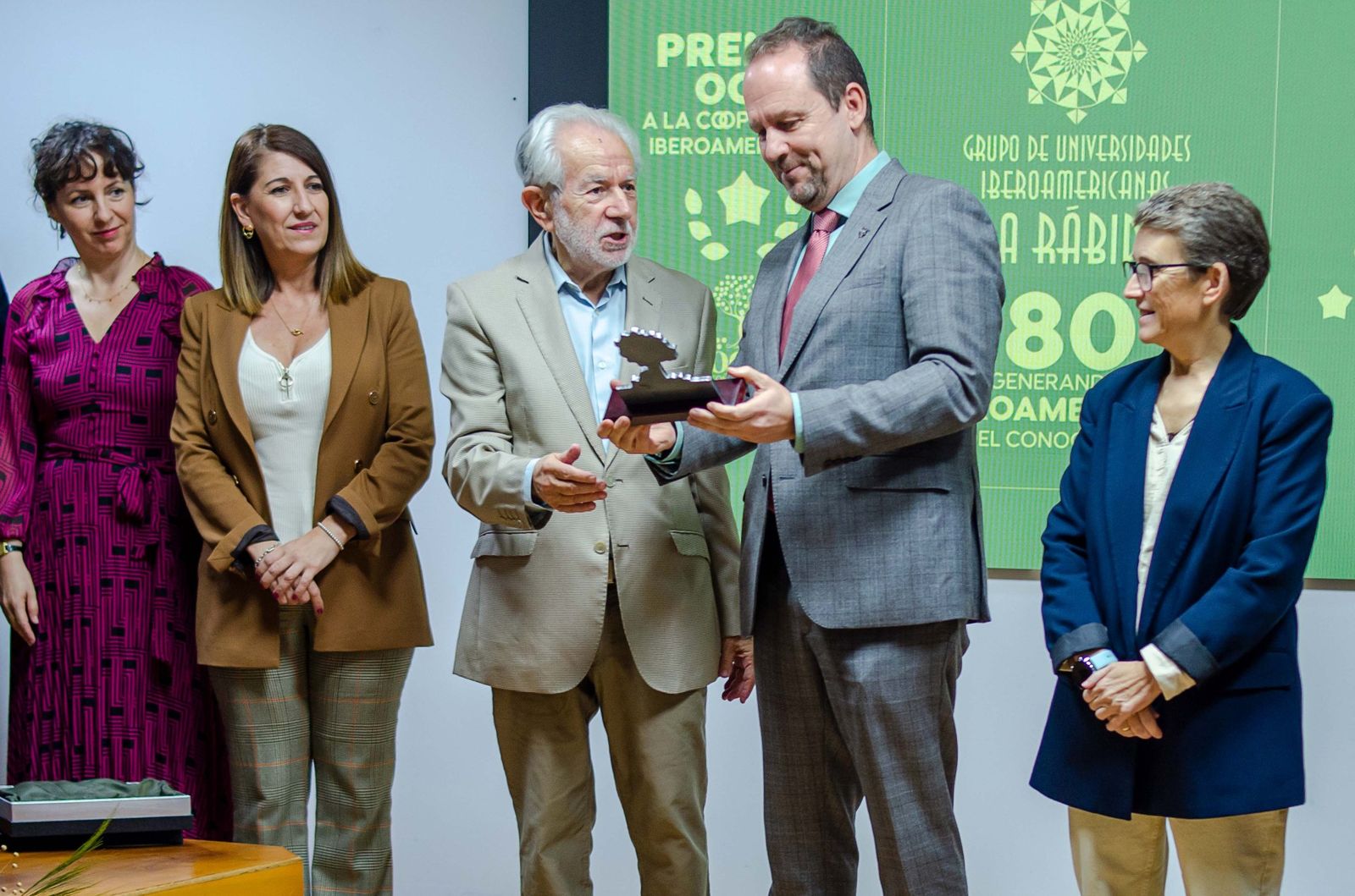 El presidente del Grupo de Universidades Iberoamericanas La Rábida y rector de la Universidad Internacional de Andalucía (UNIA), José Ignacio García Pérez, recoge el premio OCIb.