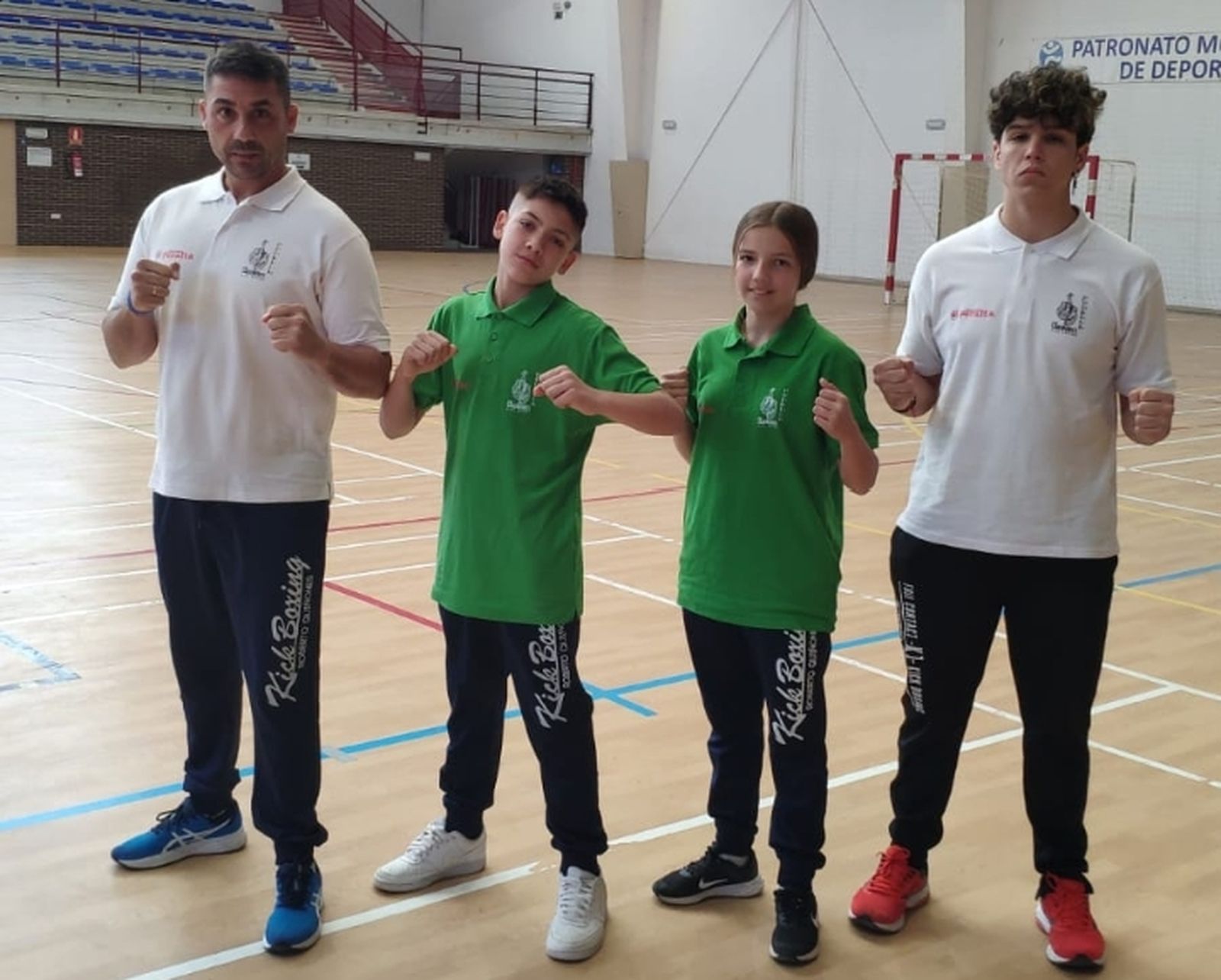 Roberto Quiñones posa junto a los tres alumnos de su escuela que acudirán al Campeonato de España.