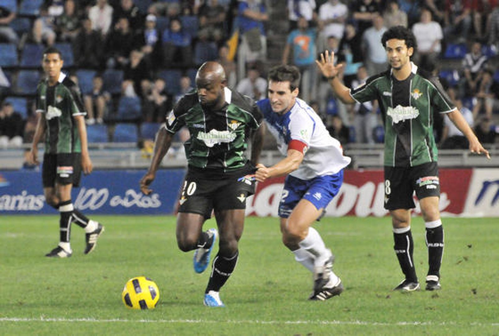 El Betis gana con claridad en su vista al Tenerife (0-3). / LOF