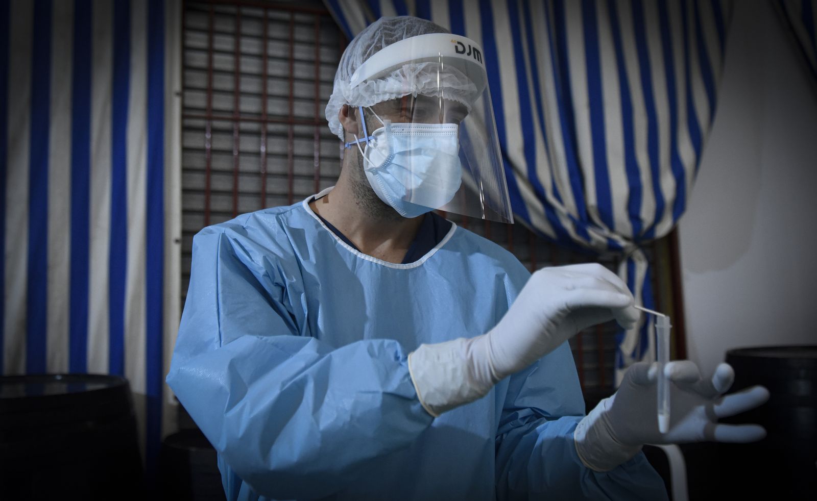 Un sanitario guarda una muestra para ser analizada.