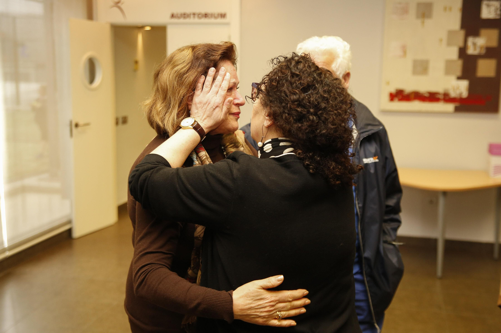 María Bueno consuela a María Lobo.