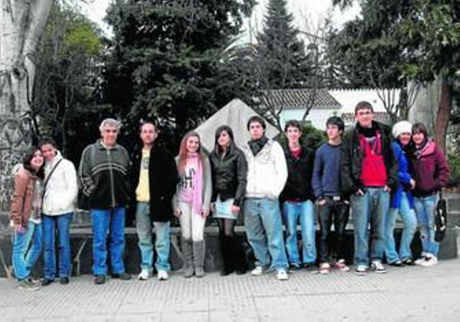 Algunos de los jóvenes y mayores que han intervenido en la creación del poemario.