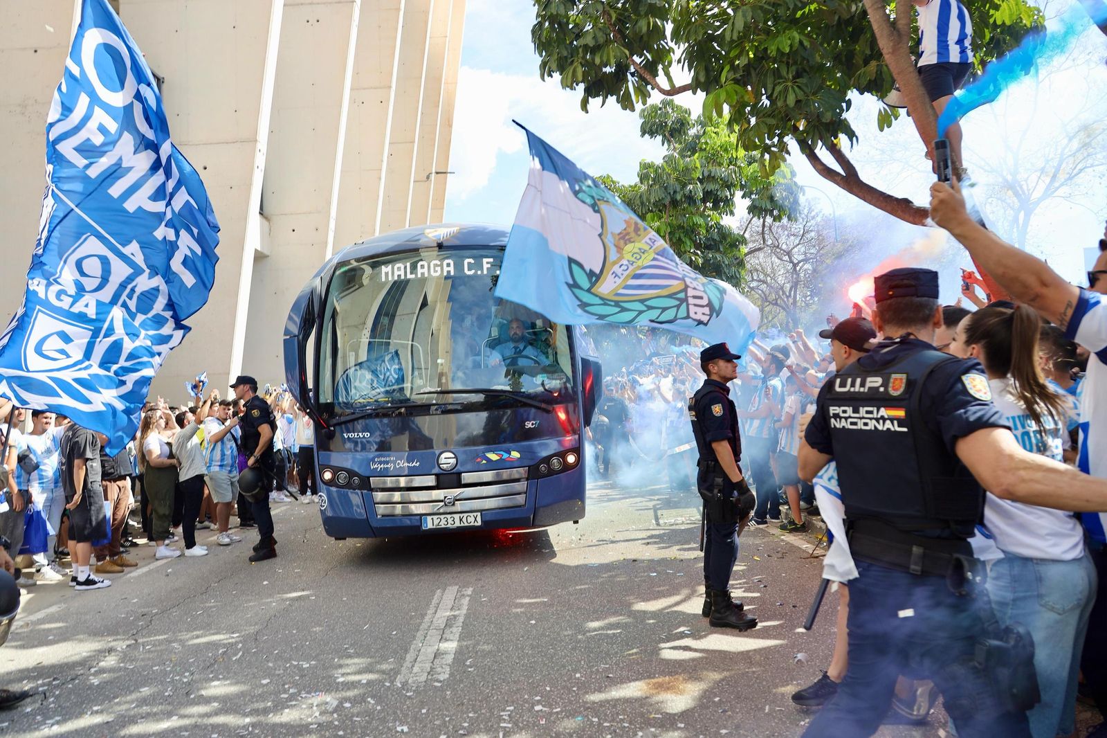 Búscate en las fotos del tremendo recibimiento previo al Málaga CF-Granada