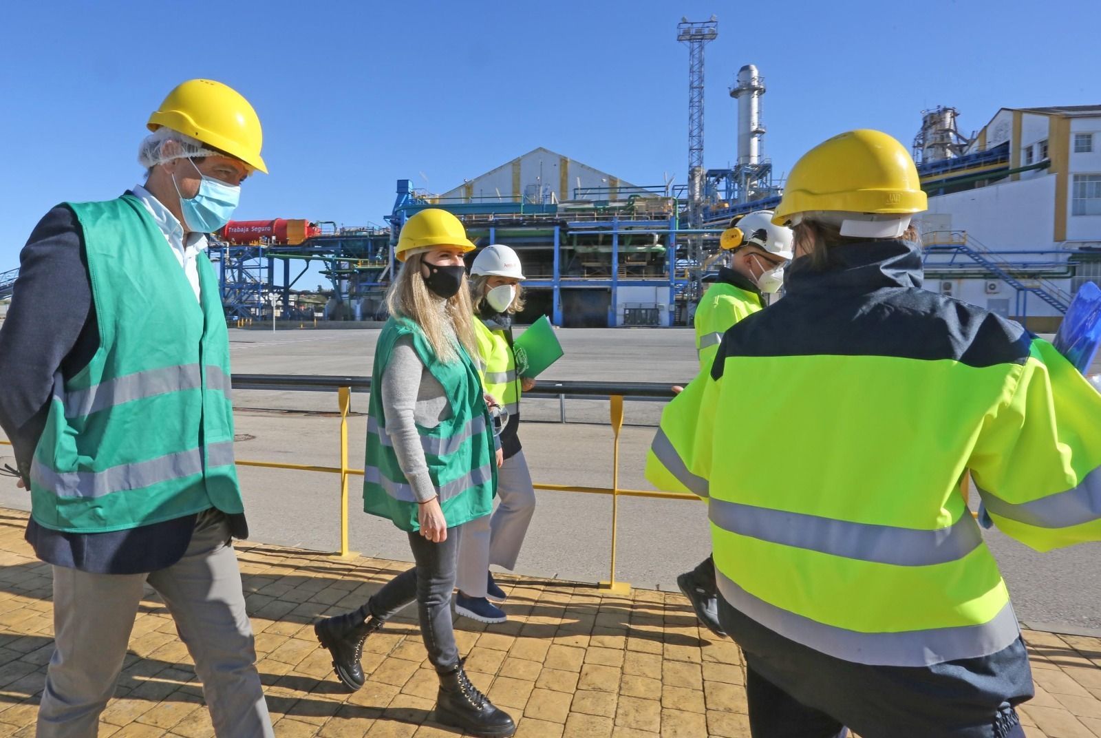 La delegada del Gobierno de la Junta en Cádiz, Ana Mestre, durante la visita a la Azucarera de Jerez.
