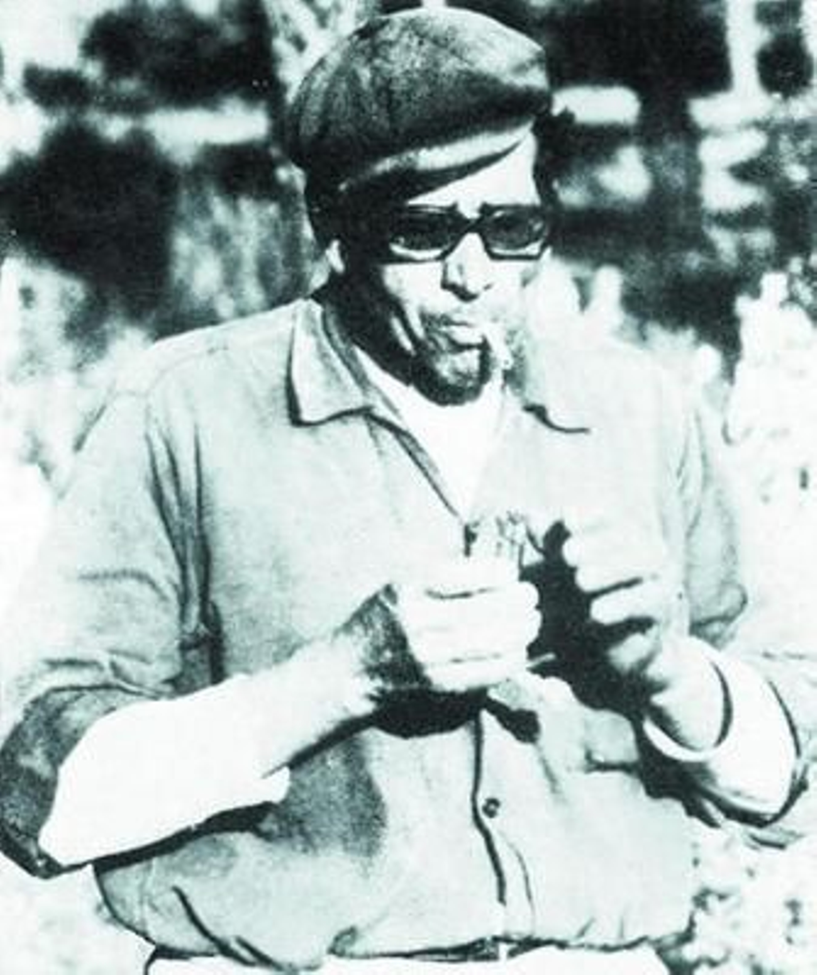 Manuel Piosa, con gafas de sol, enciende un cigarrillo ya en libertad, a las afueras de Moguer. Manuel Piosa, con gafas de sol, enciende un cigarrillo ya en libertad, a las afueras de Moguer.