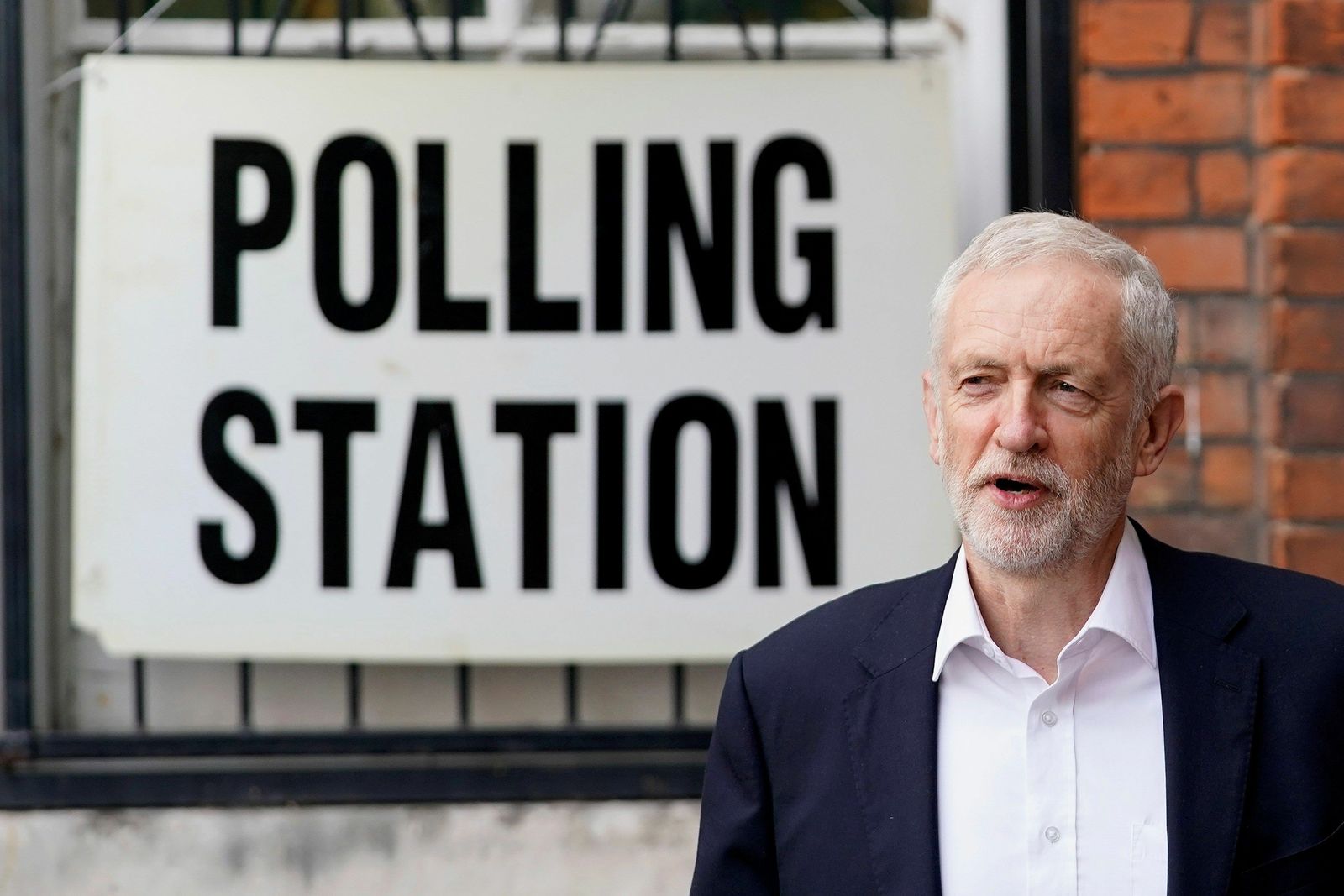 Jeremy Corbyn sale de un colegio electoral tras votar en las pasadas elecciones europeas.