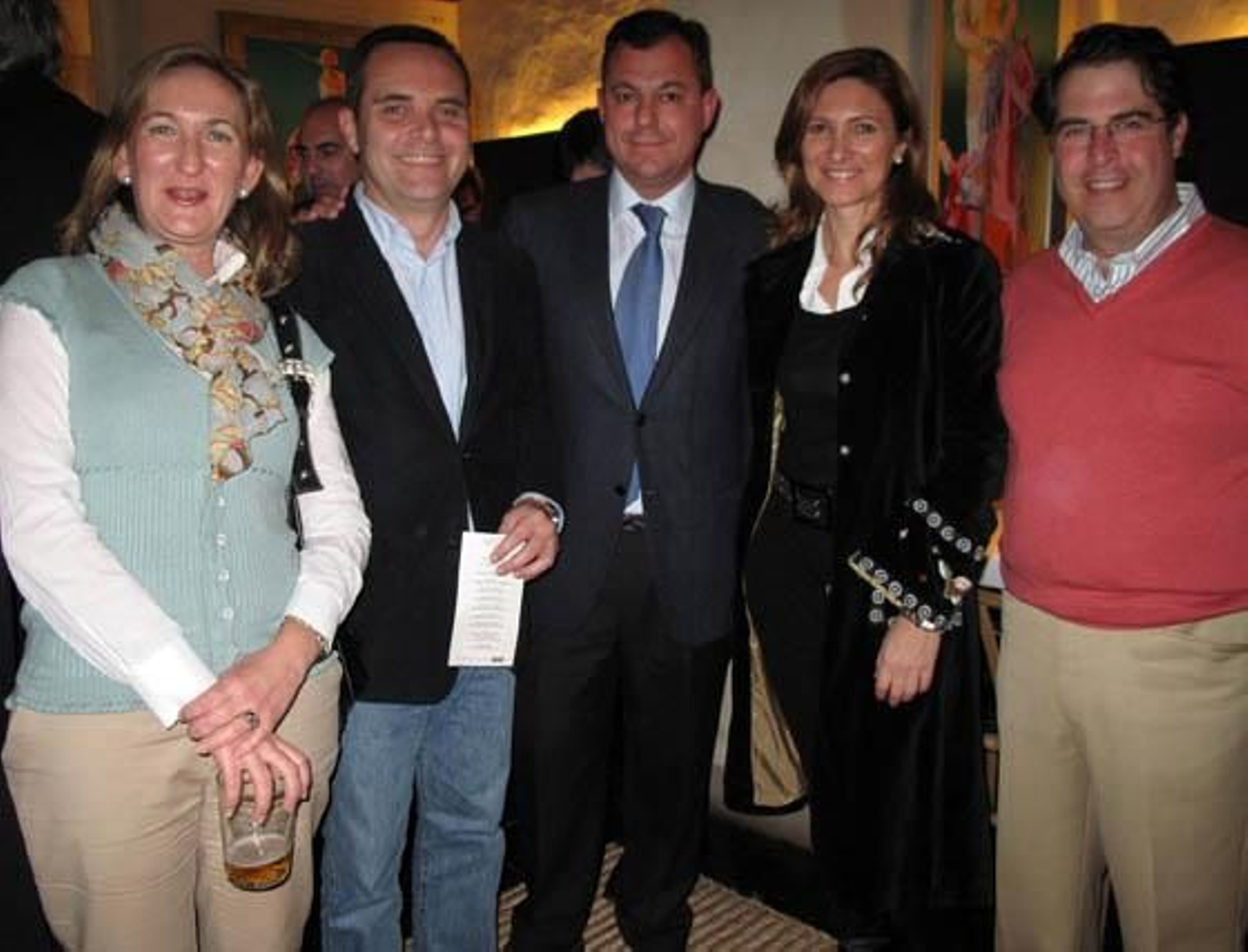 María del Mar Sánchez Estrella, Juan Bueno, Alicia Martínez y Gregorio Serrano, del PP en Sevilla, con José Luis Sánz, alcalde de Tomares (en el centro).

Foto: Victoria Ramírez