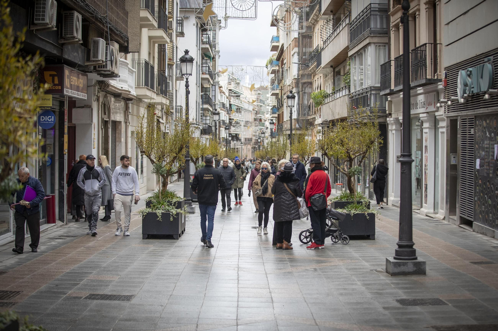 Fotos: así ha quedado la nueva calle San Antón, una de las vías más emblemáticas de Granada