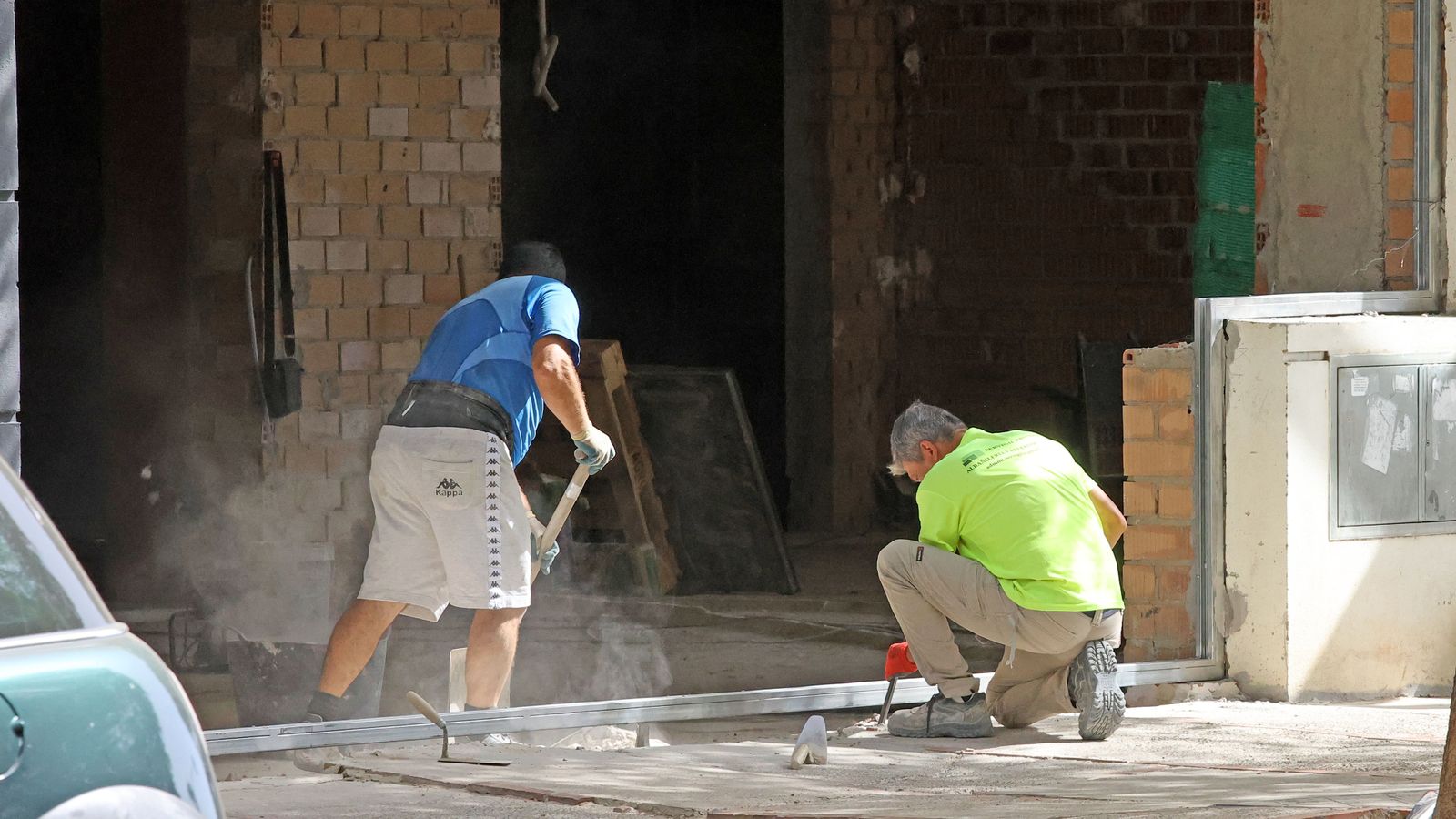 Dos operarios, en una obra.