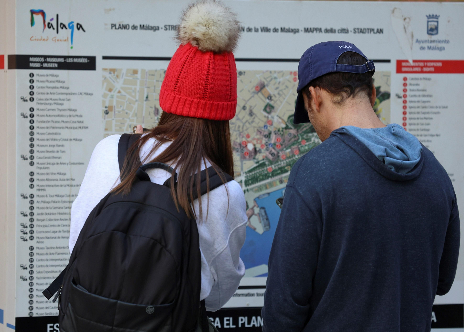 Turistas miran un mapa en Málaga.