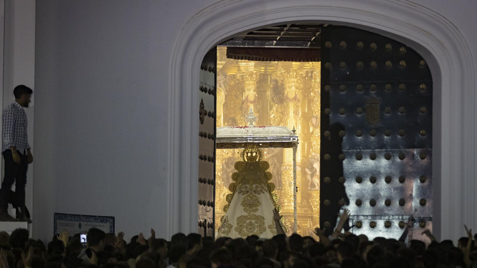 Empiezan a cerrar la puerta de la entrada principal del santuario cuando la Virgen regresa.