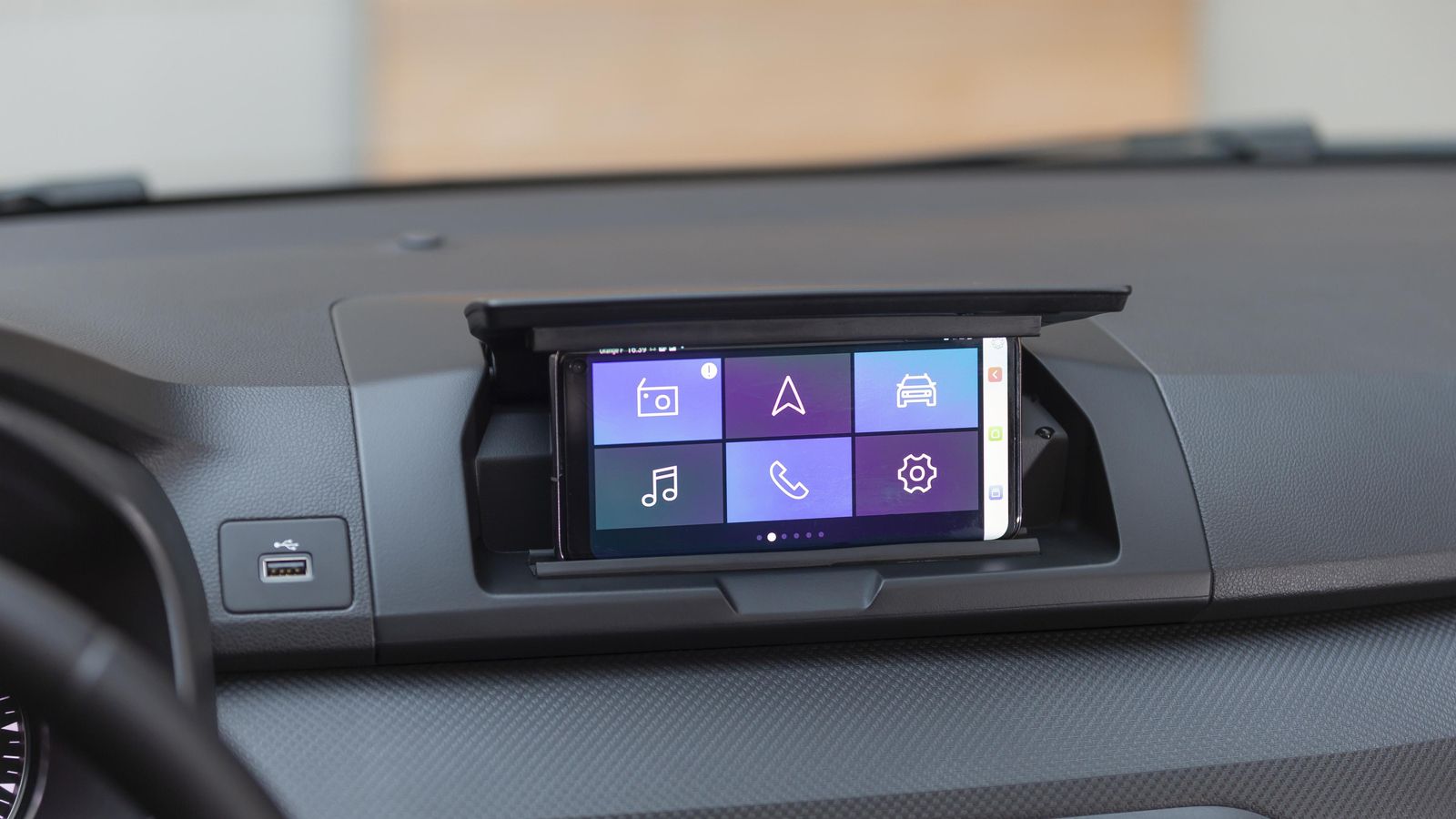 El equipo de infoentretenimiento más básico emplea un teléfono como pantalla para las diversas funciones.