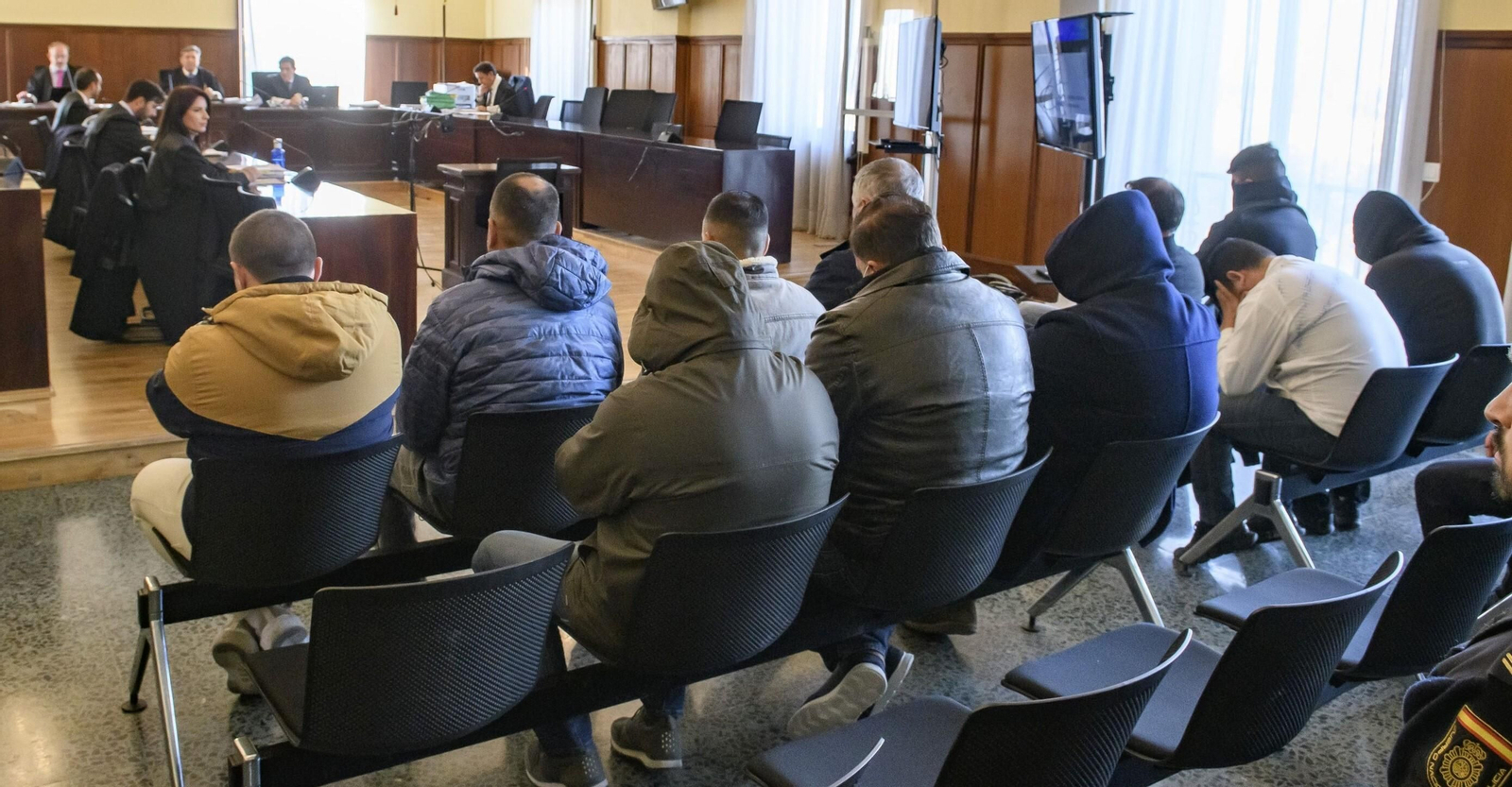 Los once acusados en este macrojuicio de droga, ante la Sección Tercera de la Audiencia de Sevilla. Los once acusados en este macrojuicio de droga, ante la Sección Tercera de la Audiencia de Sevilla.