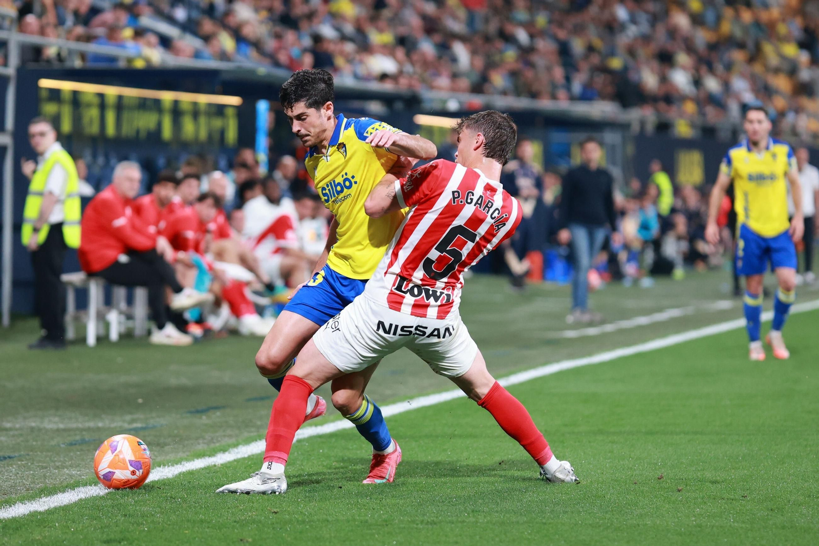 Carlos Fernández trata de superar a Pablo García en el Cádiz-Sporting de la presente temporada.