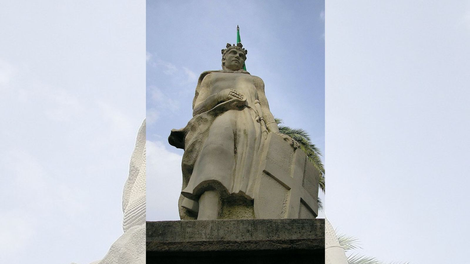 Estatua de Alfonso XI en Algeciras.