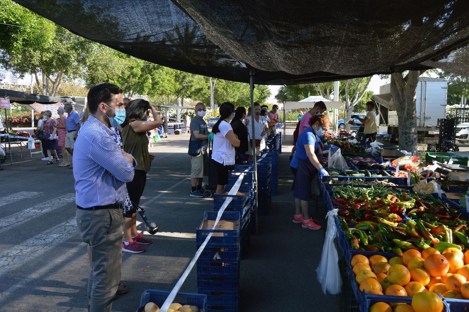 Imagen de archivo del concejal Carlos Sánchez en el mercadillo.