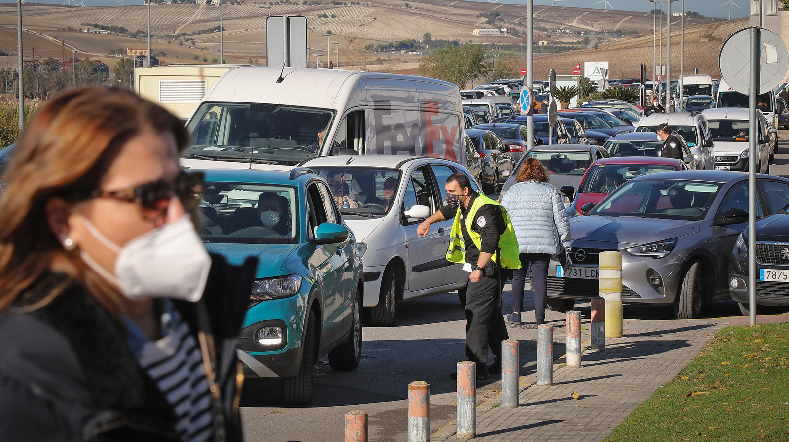 Caos en el Hospital de Jerez por la afluencia masiva de usuarios para hacerse la PCR
