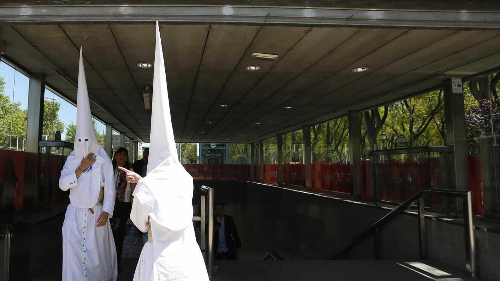 Dos nazarenos de la Candelaria en la parada de metro del Prado.