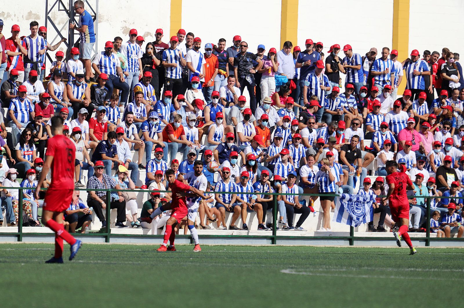 Imágenes de la afición más fiel del Recre en su visita al campo del Antoniano