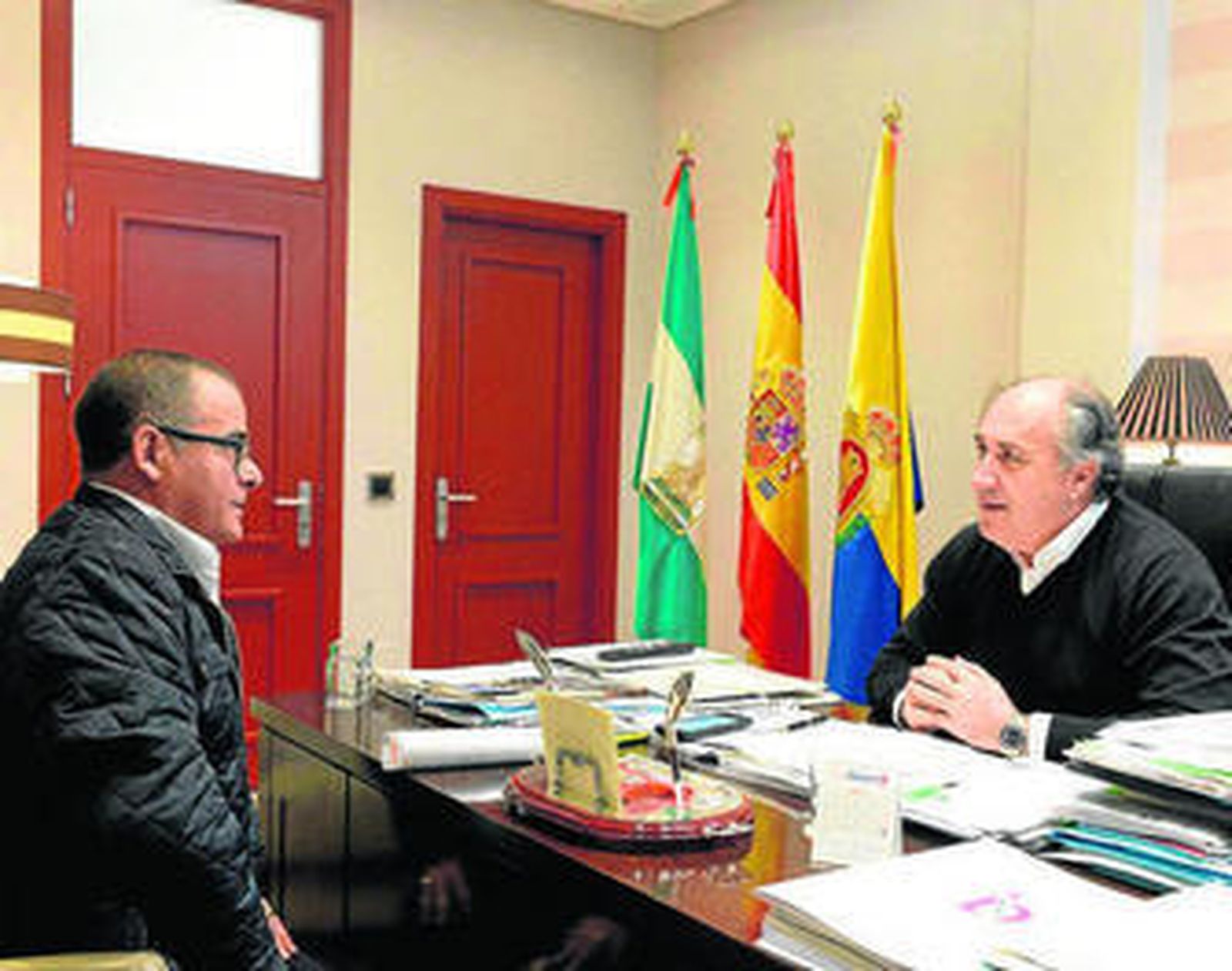 Encuentro de Landaluce con el secretario de la Asociación de Veteranos Paracaidistas del Campo de Gibraltar.