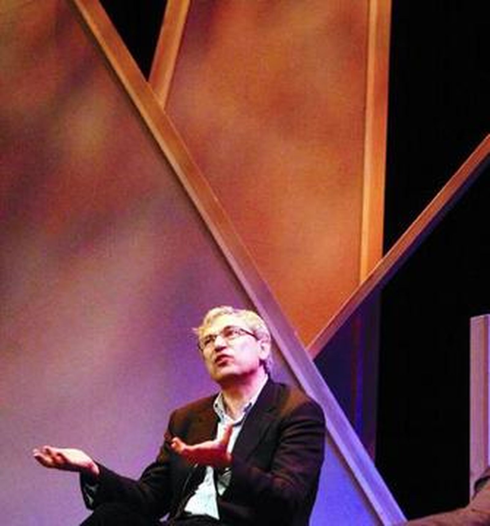 El Premio Nobel de Literatura Orhan Pamuk, durante su intervención ayer en el Teatro Isabel la Católica dentro del marco del Hay Festival Alhambra 2009.