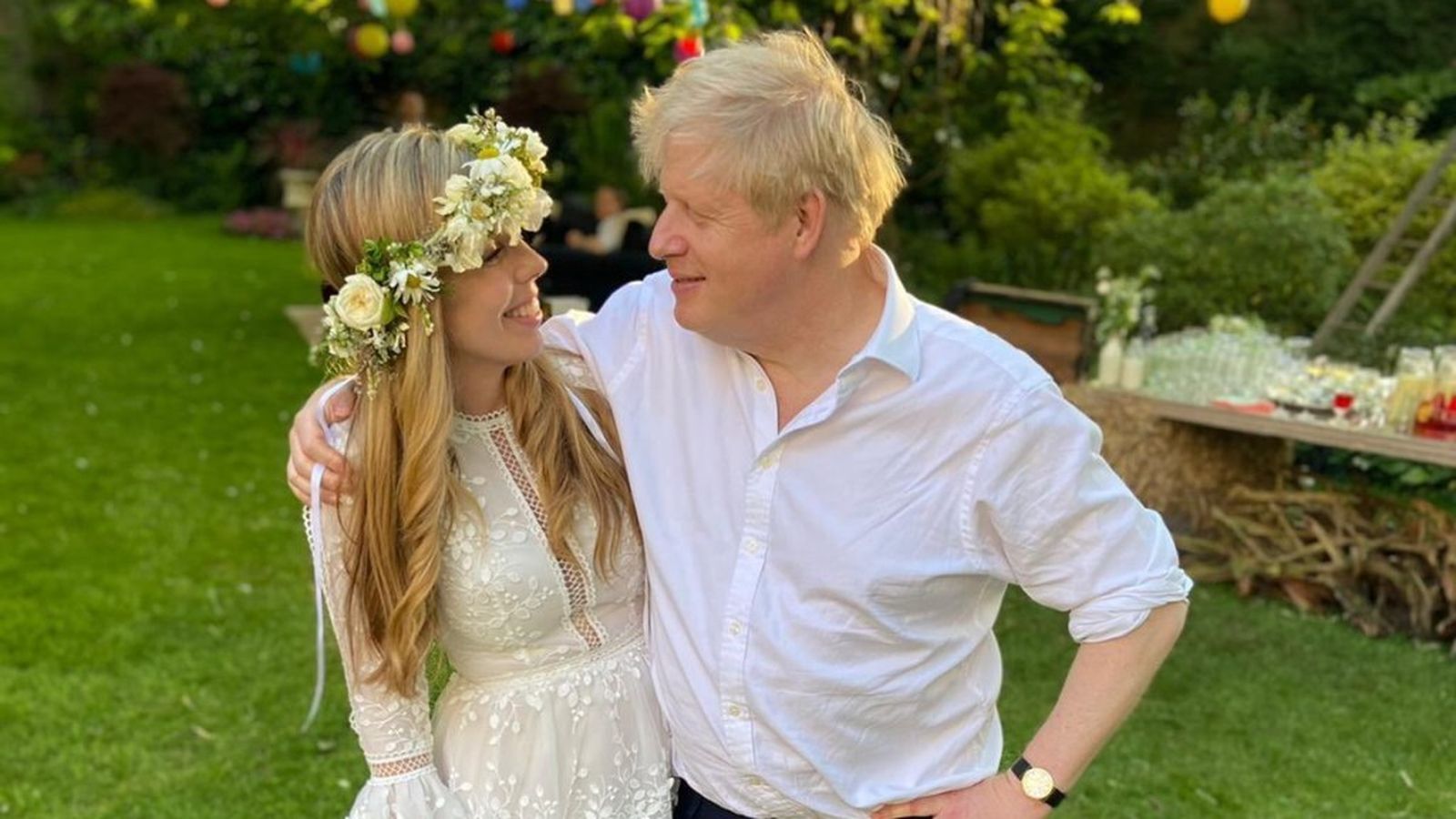 Foto de la pareja en su enlace.