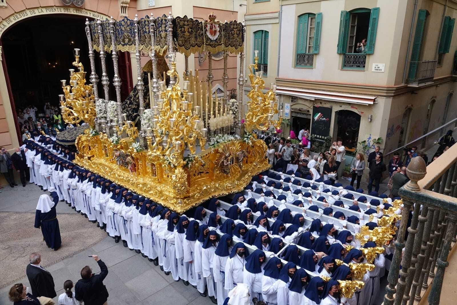 La salida de María Santísima de la Paloma este Miércoles Santo en Málaga La salida de María Santísima de la Paloma este Miércoles Santo en Málaga