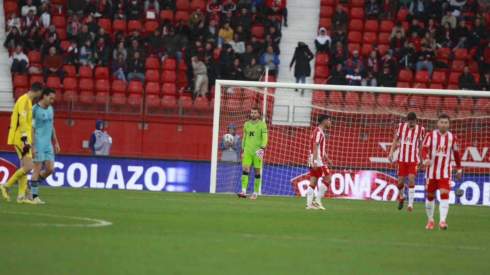 Los pitos comenzaron a formar un ruido de viento que acabó explotando con el pitido final.