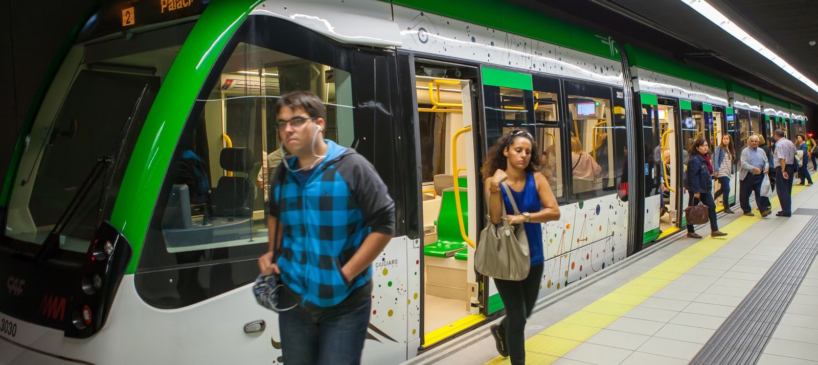 Pasajeros del Metro de Málaga.