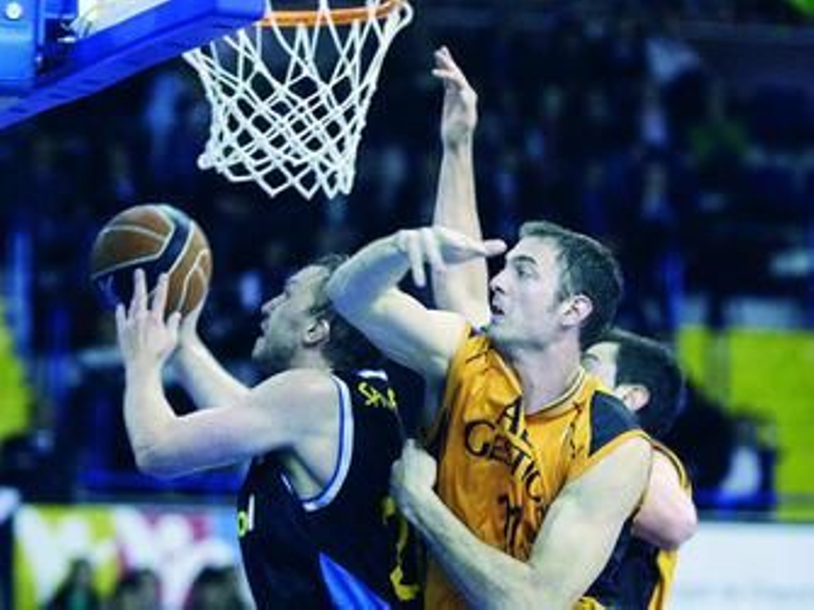 Savanovic intenta una canasta a aro pasado ante la opsición de Antonio Bueno.