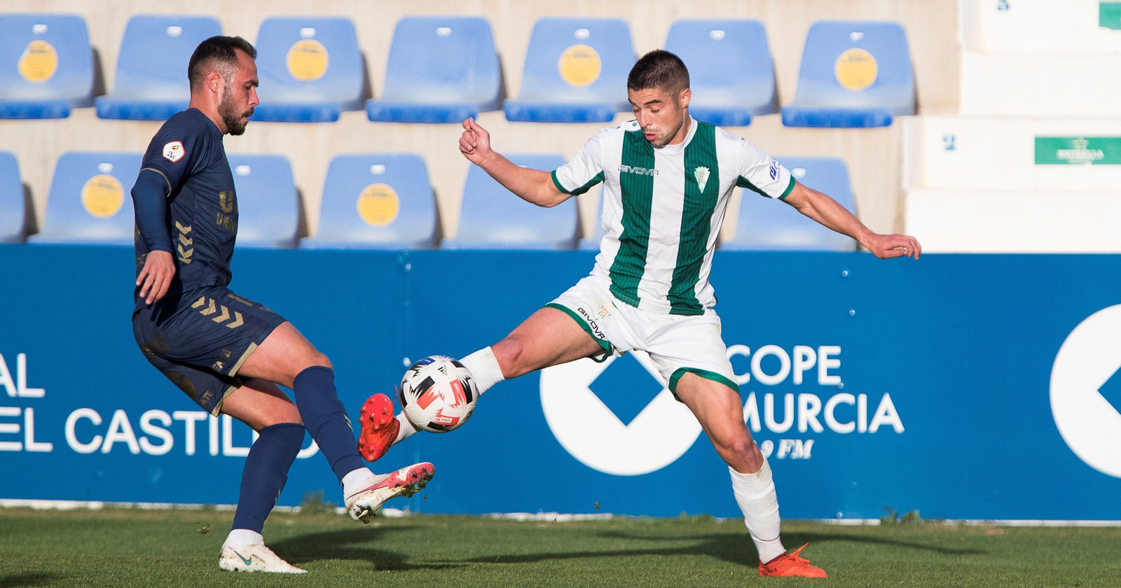 Jesús Álvaro pugna por el balón con Santi Jara en su último partido antes de lesionarse.