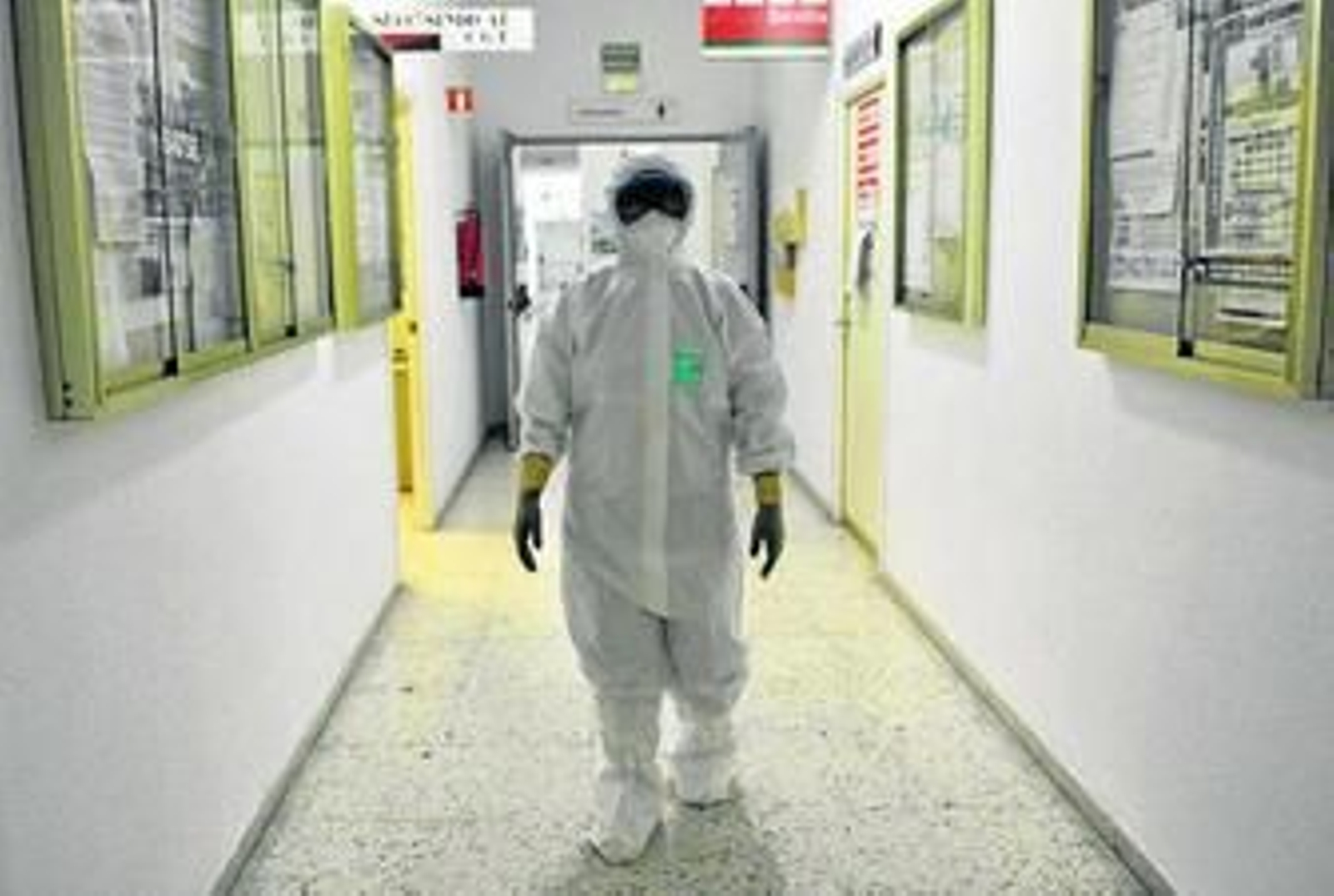 El equipo de protección distribuido en el Hospital Virgen Macarena.