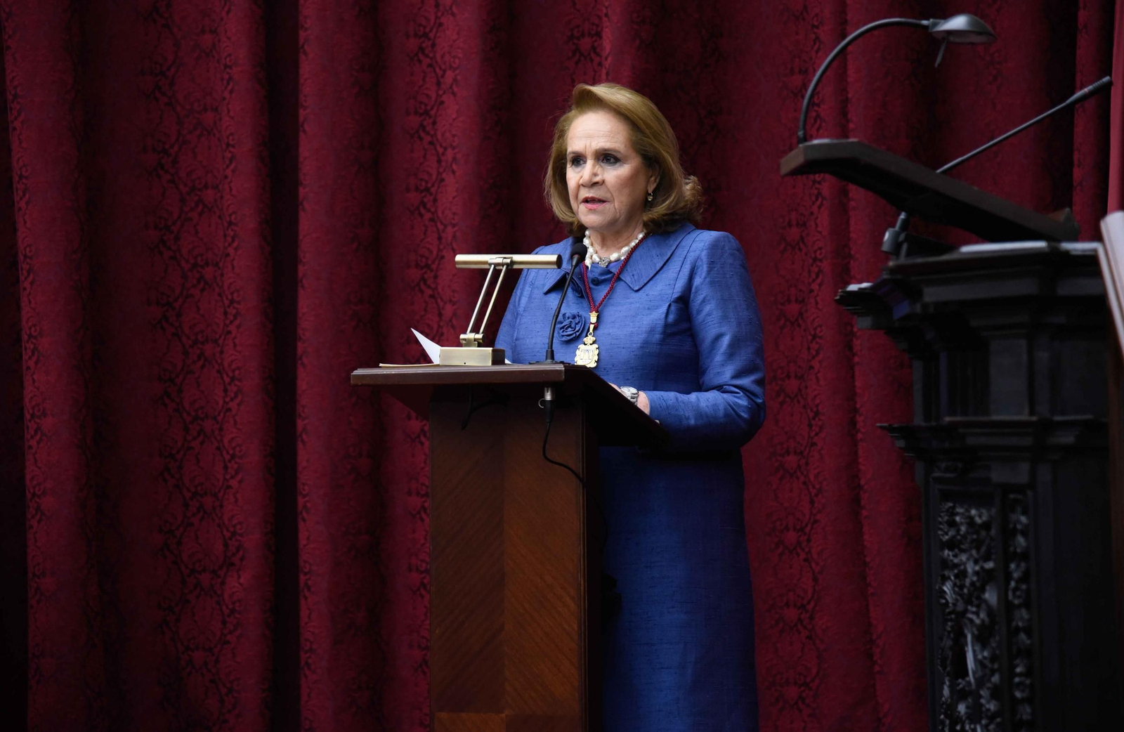 Imposición de la Medalla de la Universidad de Sevilla a Concha Yoldi