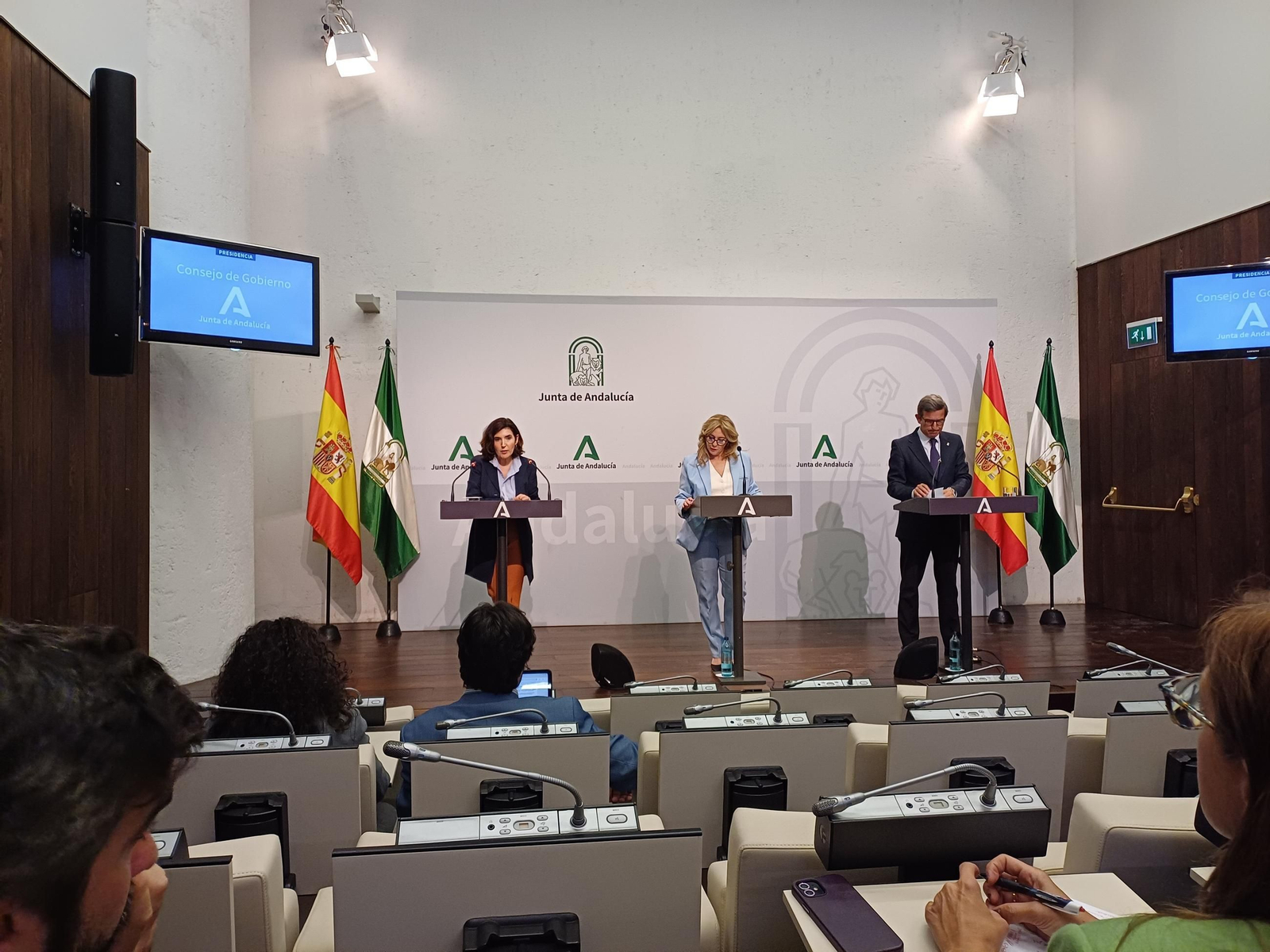 Los consejeros de Empleo, Hacienda y Portavoz, e Industria este miércoles en el Palacio de San Telmo. Los consejeros de Empleo, Hacienda y Portavoz, e Industria este miércoles en el Palacio de San Telmo.
