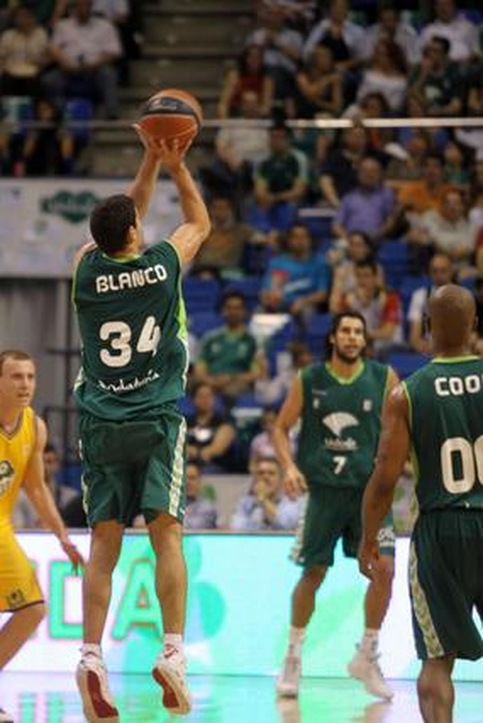 El Unicaja saca la visa virtual para los 'play off' por el título con una convincente victoria ante el Blancos de Rueda (88-58).