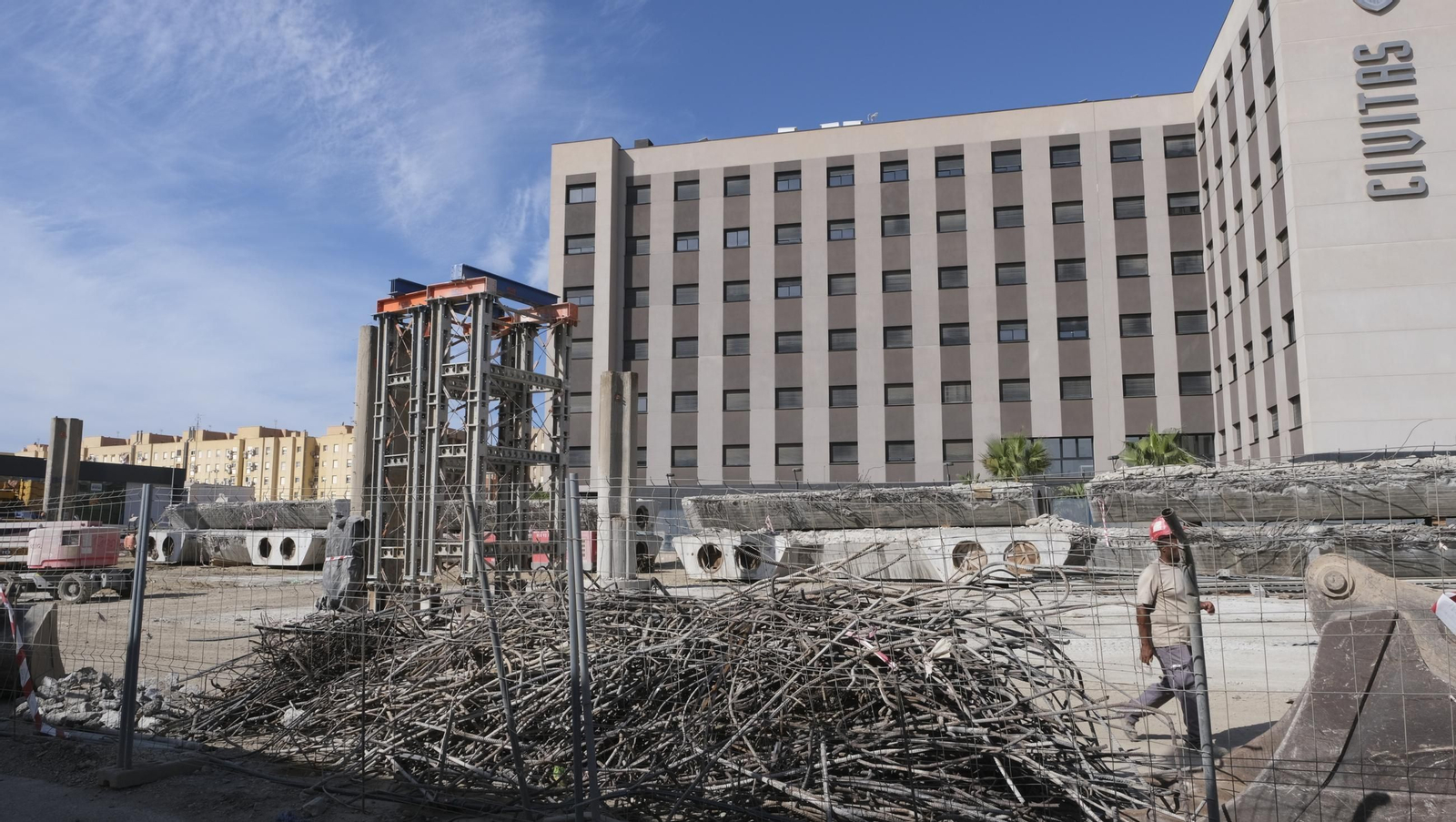 El Puente de la Avenida del Mediterráneo en su última fase de desmantelamiento, en imágenes