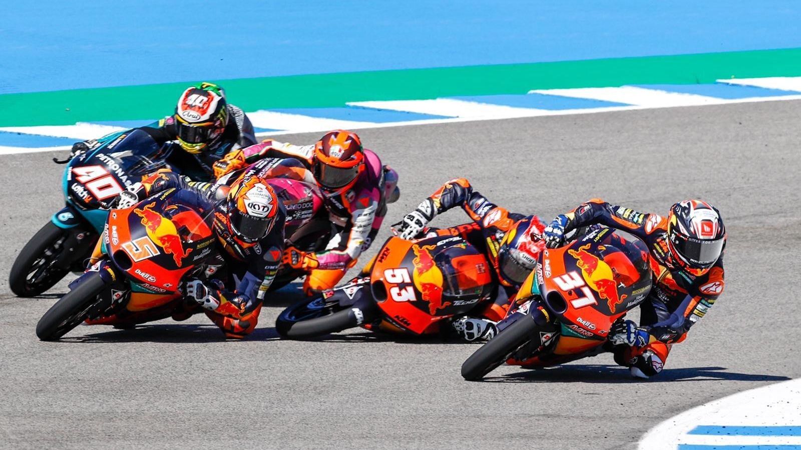 Pedro Acosta eludió la caída de Deniz Oncu y Masiá y se llevó el Gran Premio de España de 2021 en Jerez.