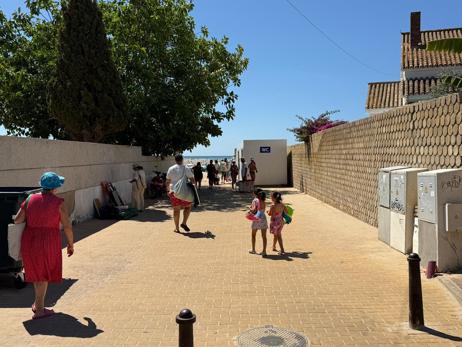 Unico baño y acceso a la playa.