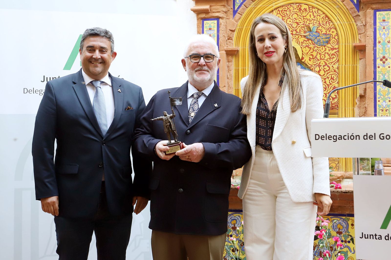 Imágenes del homenaje a 16 peñas taurinas de Huelva