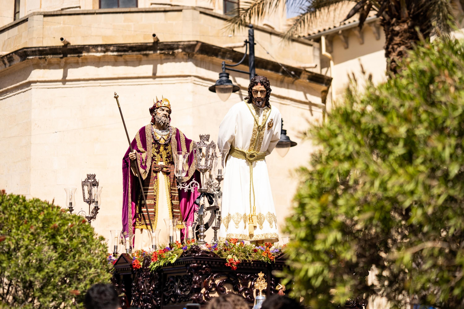 Jueves Santo en Lucena: La procesión de Jesús de la Caridad, en imágenes