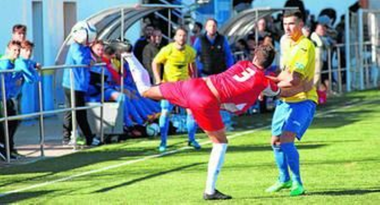 Del Río intenta despejar de espuela en presencia de José Miguel Caballero y Fran Mejías (al fondo).
