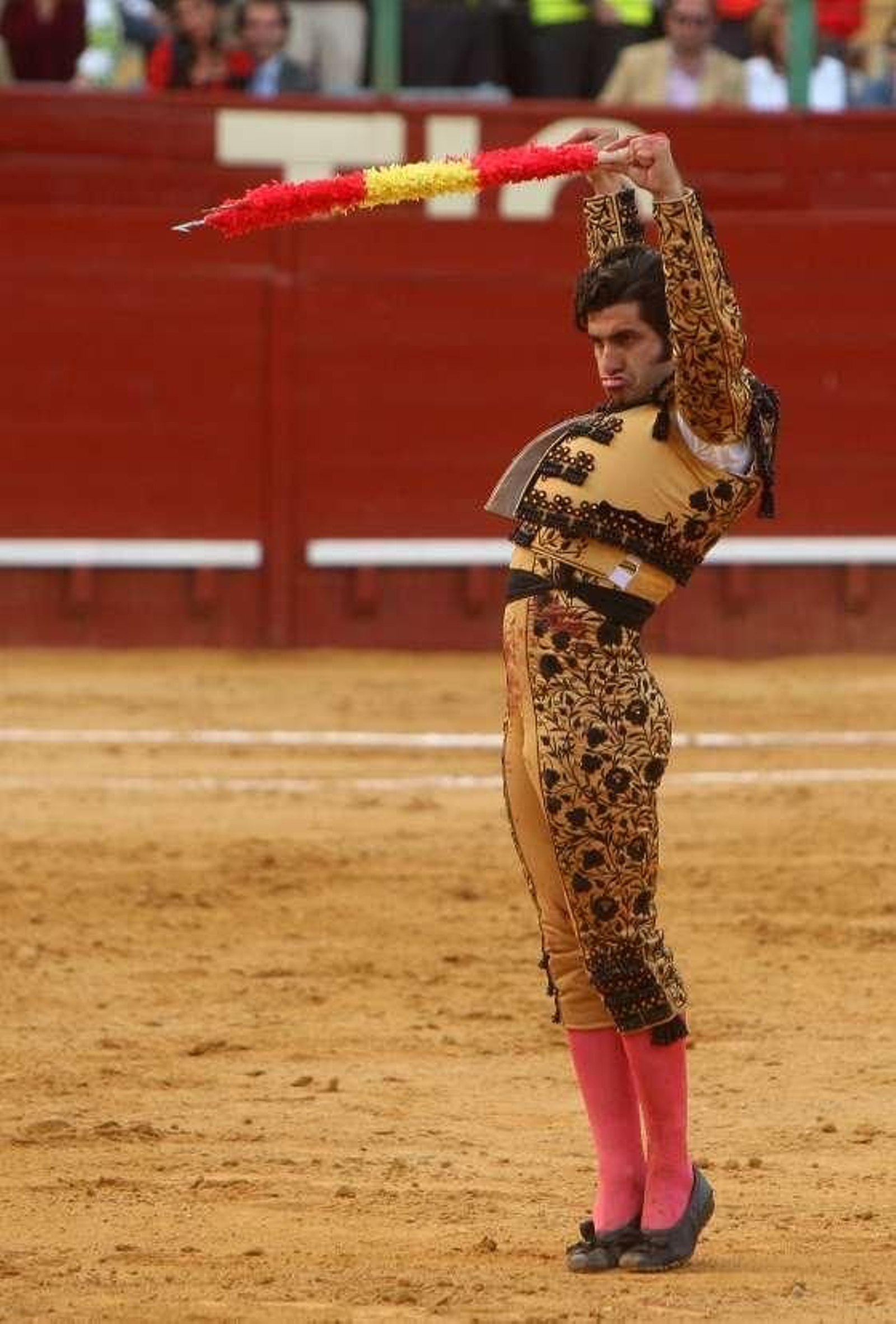 El diestro José Antonio "Morante de la Puebla" protagoniza una actuación magistral, en el cuarto festejo de la Feria del Caballo de Jerez, al cortar dos orejas, que pudieron ser más de haber estado más acertado con los aceros. 

Foto: Juan Carlos Toro