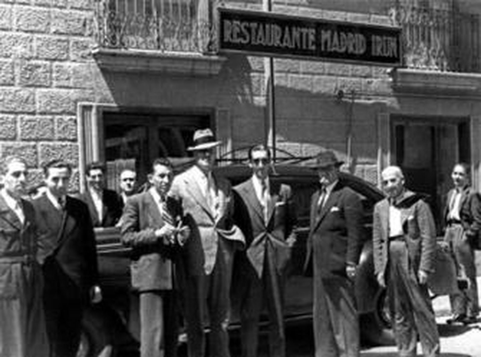 Manolete, cuarto por la derecha, con gafas de sol.